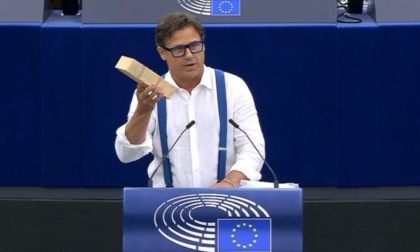 L'Eurodeputato pavese Angelo Ciocca al Parlamento Europeo con un mattone: "Contro l'aumento dei mutui della Bce"