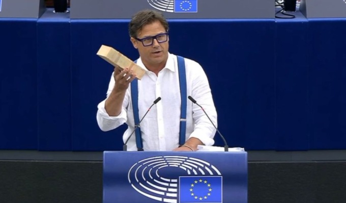 L’Eurodeputato pavese Angelo Ciocca al Parlamento Europeo con un mattone: “Contro l’aumento dei mutui della Bce”