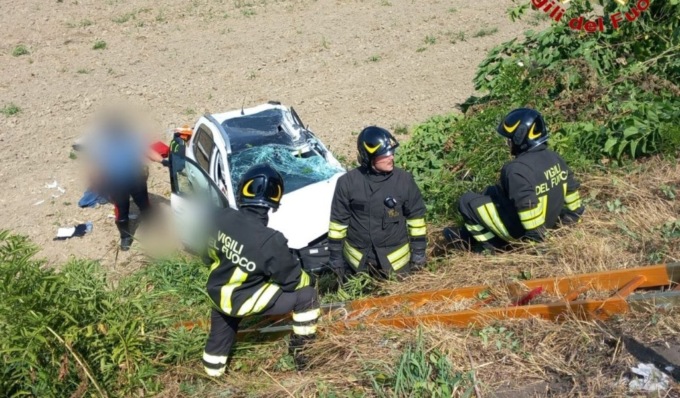 Auto contro un camion sulla statale: due feriti gravi in ospedale