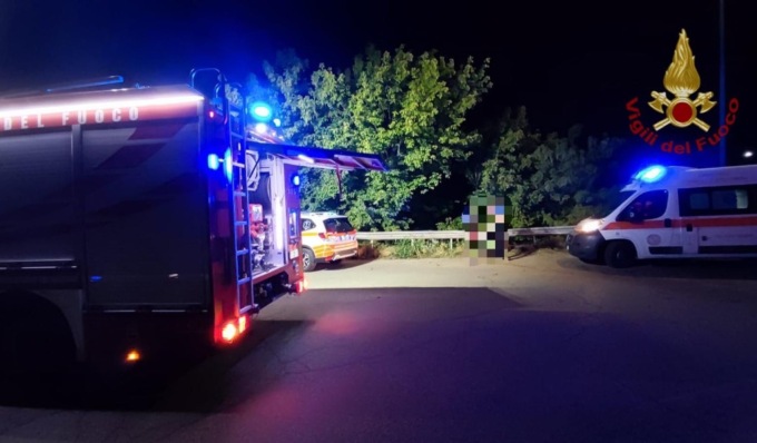 Esce di strada e si ribalta al di sotto della sede stradale, ferito 40enne