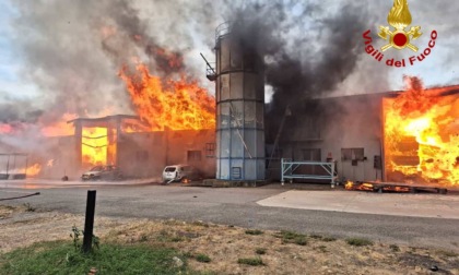 Incendio in un deposito di legname a Villanterio: fiamme altissime e colonna di fumo
