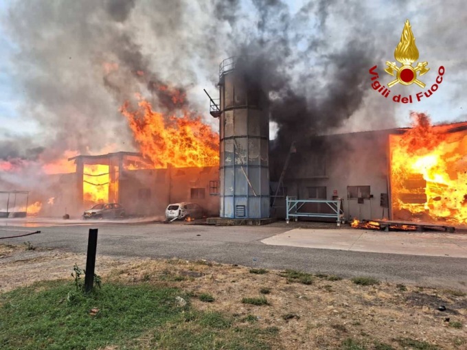 Incendio in un deposito di legname a Villanterio: fiamme altissime e colonna di fumo