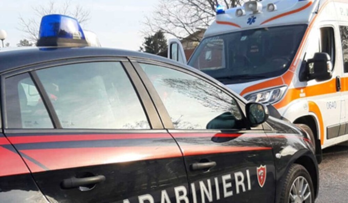 Prende a martellate la porta del vicino, poi lancia mobili e immondizia dalla finestra