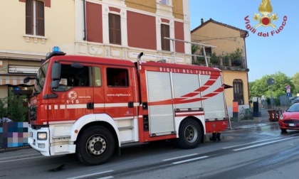 In fiamme una bici elettrica in centro a Pavia: arrivano i vigli del fuoco