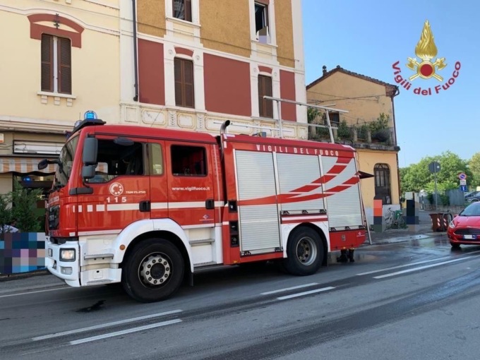 In fiamme una bici elettrica in centro a Pavia: arrivano i vigli del fuoco