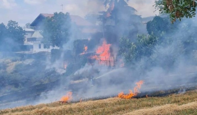 Brucia un’ampia porzione di terreno, le fiamme lambiscono le case