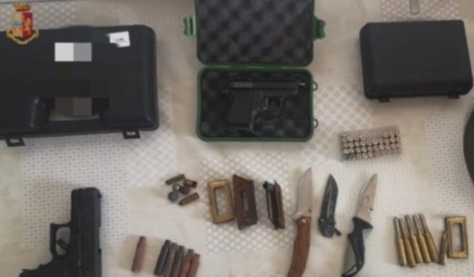 In chat consigli per fabbricare armi in casa: tra gli 8 minori indagati un 15enne pavese