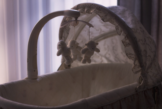 L’ombra della depressione post partum dietro la tragedia di Voghera: “Mai sola con il bimbo”