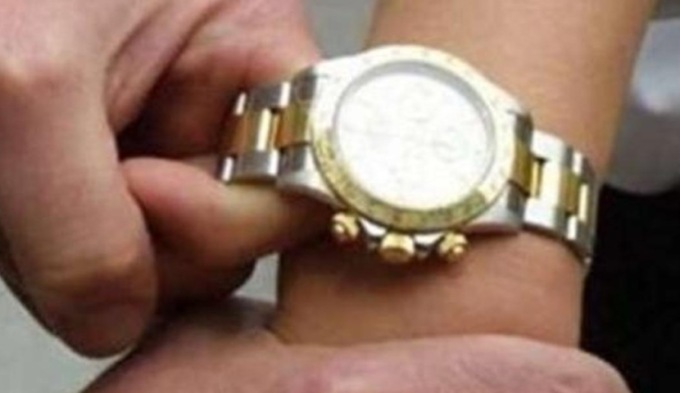 Giovane ladro strappa l’orologio dal polso di una 82enne ma poi gli cade e si rompe