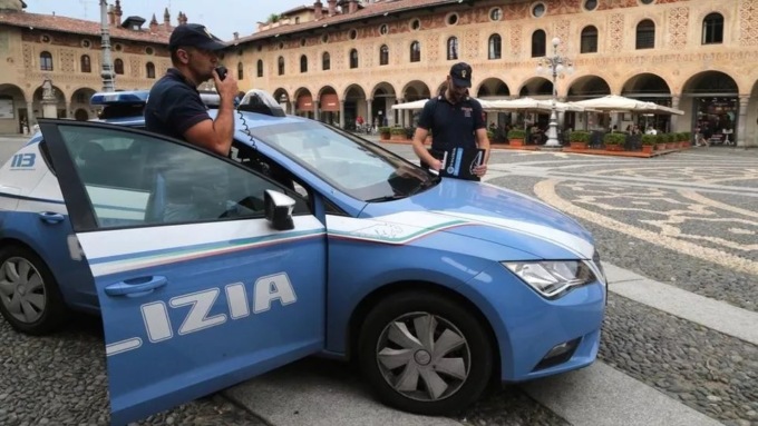 Al culmine di un litigio minaccia la madre con un’ascia, 45enne allontanato da casa