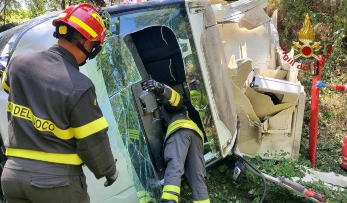 Furgoncino fuori strada nei pressi del Ponte della Becca, autista incastrato nell’abitacolo