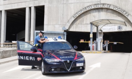 Trovato con tre bancomat rubati, denunciato 28enne a Voghera