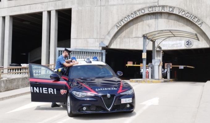 Trovato con tre bancomat rubati, denunciato 28enne a Voghera