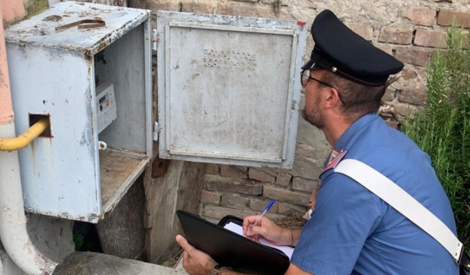 Per abbassare i consumi di energia elettrica manomette il contatore