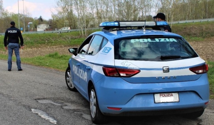 Non si fermano all’alt: in auto 53 involucri tra cocaina, eroina e hashish