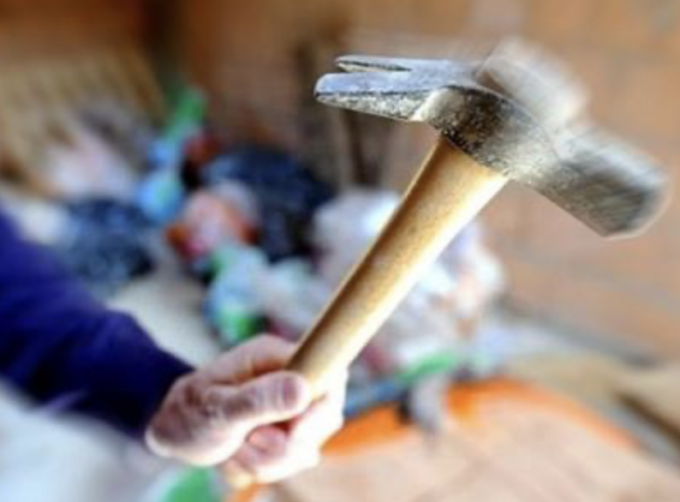 Prende a martellate la porta del vicino e lancia oggetti dalla finestra, attimi di paura a Pavia