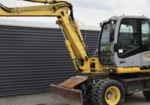 Entrano di notte in un cantiere e rubano un escavatore, furto da 20mila euro nel Pavese
