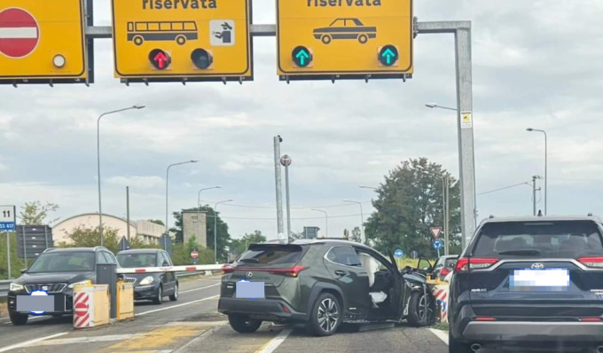 Si schianta con l’auto contro le barriere anti Tir del Ponte della Becca