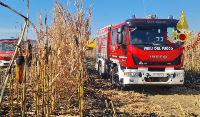 A fuoco mietitrebbia, le fiamme investono anche vasta area di campo