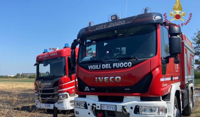 Otto incendi sterpaglie in un giorno, fiamme alimentate da vento e alte temperature