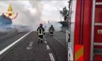 Auto a fuoco in A7, il fumo invade le carreggiate e l'autostrada viene chiusa