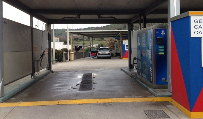 Forzano la cassa automatica dell’autolavaggio e rubano 200 gettoni (per un valore di 200 euro)