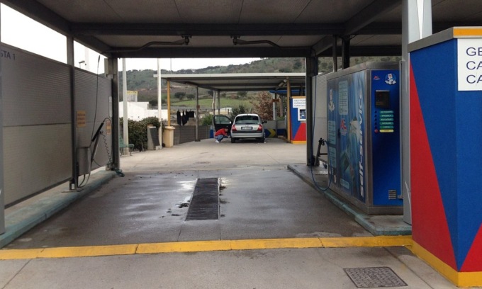 Forzano la cassa automatica dell'autolavaggio e rubano 200 gettoni (per