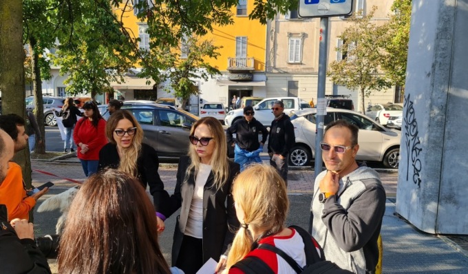 Suini abbattuti: animalisti protestano di fronte ad ATS Pavia, con loro anche Ornella Muti e Naike Rivelli