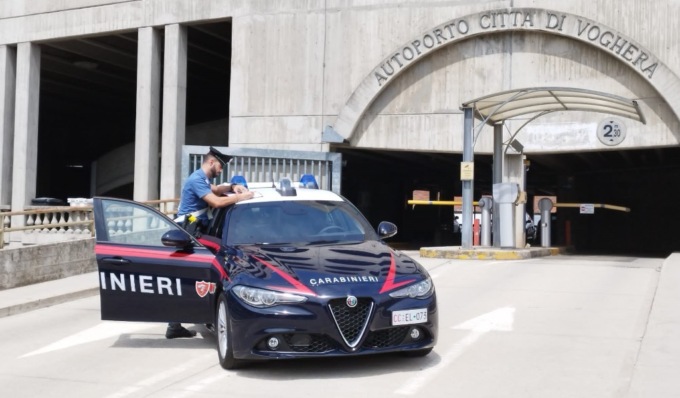 Tenta di rubare un veicolo nella notte, 18enne arrestato