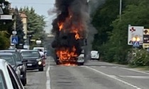 Camion a fuoco in viale Brambilla, autista in salvo