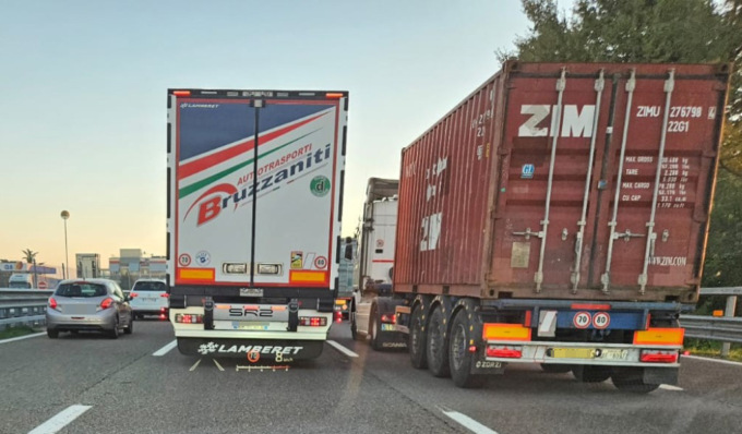 Operaio investito da camion in manovra sulla A7, autostrada chiusa e lunghe code