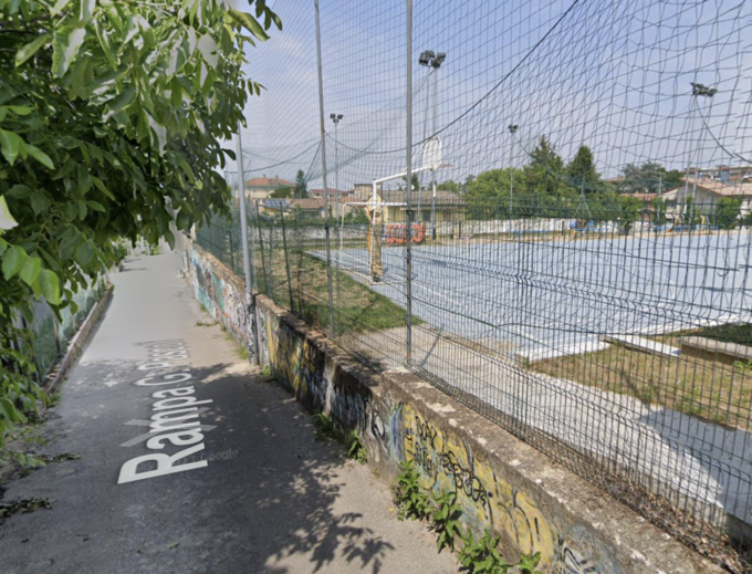 Beccato mentre fa i suoi bisogni davanti a tutti, minorenne denunciato per atti osceni