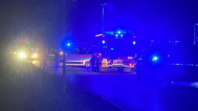 Sbatte contro il guard-rail e perde pezzi d’auto: si teme sia finito nel Naviglio, ma è a casa
