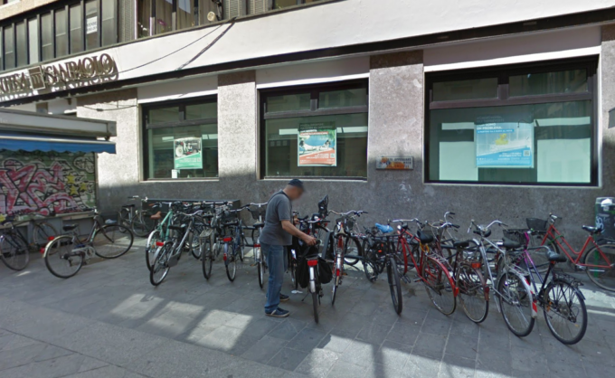 Segano una rastrelliera di metallo in pieno giorno per rubare una bici elettrica