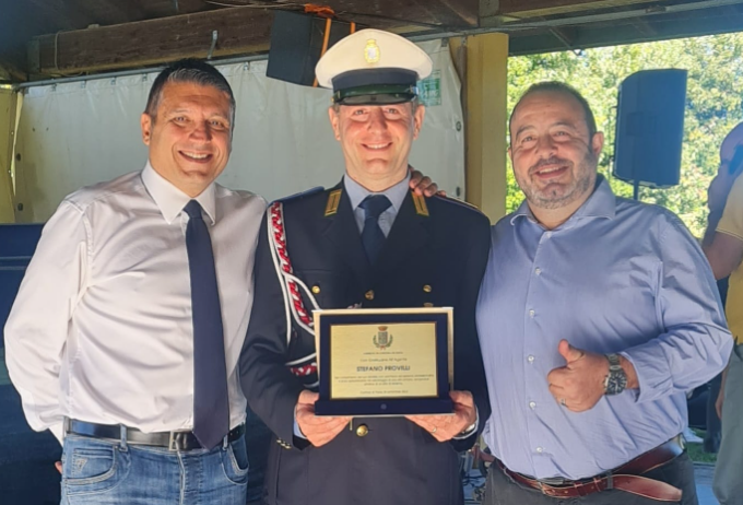 Il racconto del vigile eroe che ha salvato un 73enne grazie al defibrillatore pubblico in piazza