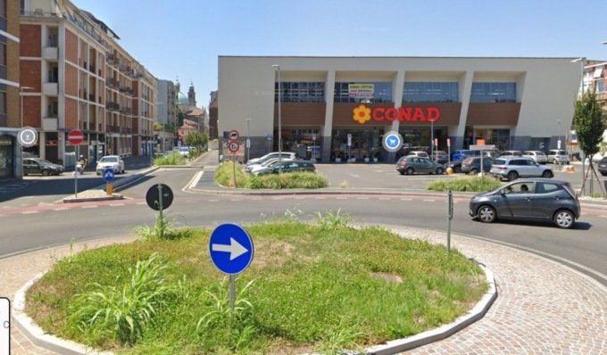 Incidente a Vigevano, auto investe due pedoni: uno grave, in ospedale in elisoccorso