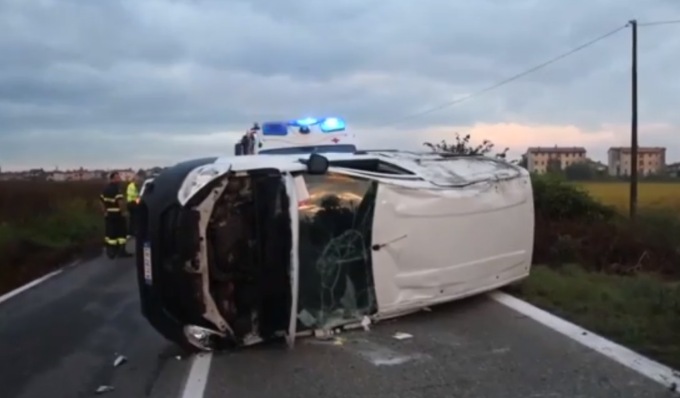 Il sorpasso e lo schianto: 4 feriti nell’impatto tra due auto, un camion e un furgone