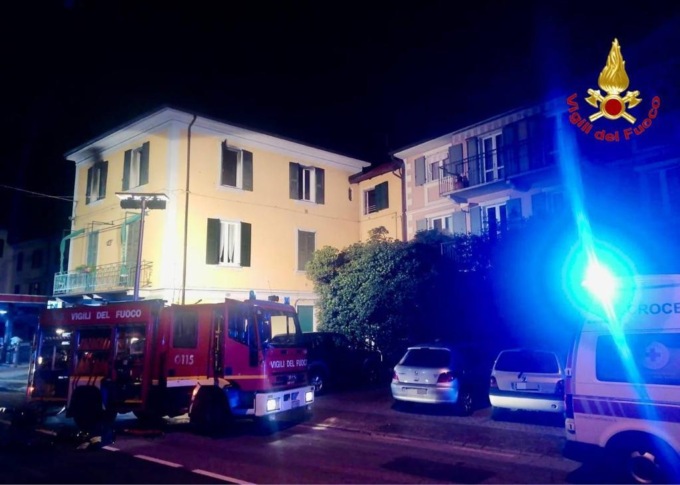 Lascia la candela accesa e muore carbonizzato nel rogo della casa al lago