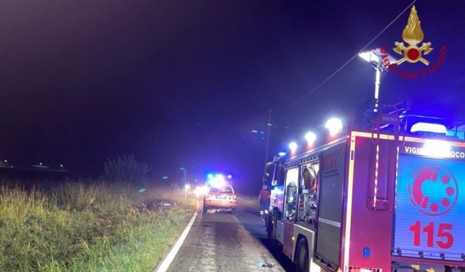 Auto fuori strada a Gropello Cairoli, 28enne incastrato nell’abitacolo