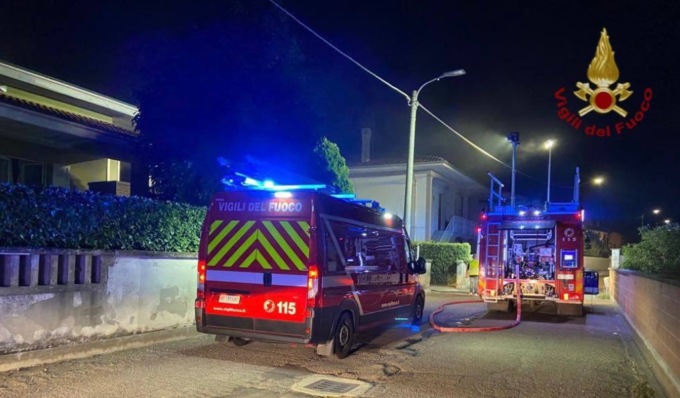 Incendio nella notte in appartamento, leggermente intossicati marito e moglie