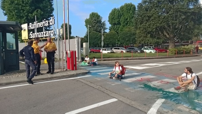 Attivisti di Fridays For Future bloccano la raffineria Eni di Sannazzaro incatenandosi ai cancelli