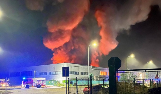 Capannone a fuoco nella notte, al lavoro 25 vigili del fuoco