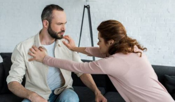 Spintoni e schiaffi tra padrona di casa e inquilino, lei finisce in ospedale