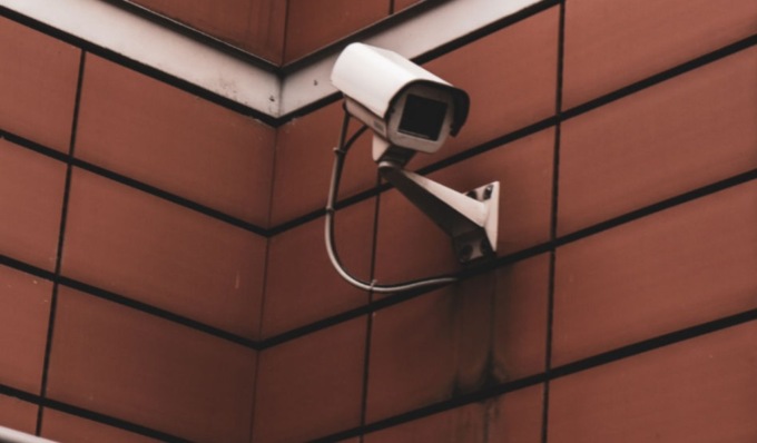 Installa una telecamera nel bagno delle donne, dipendente comunale sospeso