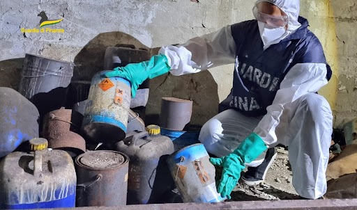Rottami ferrosi, lastre d’amianto e prodotti chimici: nel loro terreno privato nascondevano una discarica abusiva