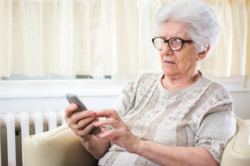 Conquista la fiducia di un’anziana sui social: in tre anni si è fatto inviare bonifici per 10mila euro