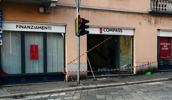 Con auto ariete sfondano la vetrina della finanziaria e fuggono con la cassaforte