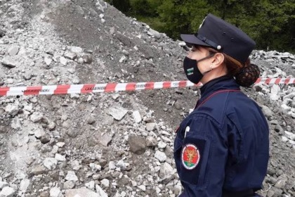 Cinque metri di altezza di rifiuti speciali depositati illegalmente su un terreno agricolo