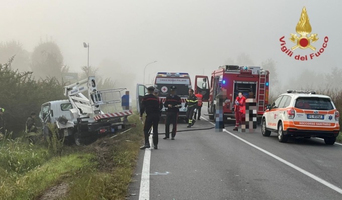Schianto tra due mezzi, uno finisce fuori strada: due feriti, uno grave
