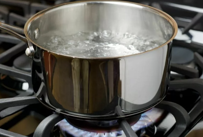 Si rovescia una pentola d’acqua bollente addosso, bimbo di due anni in gravi condizioni